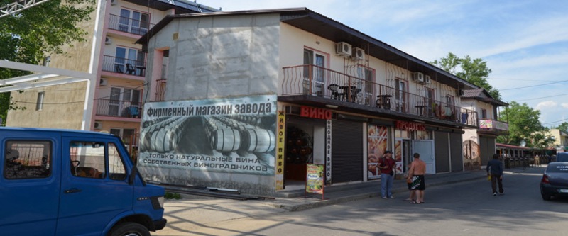 Сакура - расположена в центре Затоки на станции Солнечная